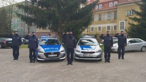 Policjanci oddający hołd poległemu policjantowi