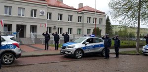 Policjanci oddający hołd poległemu policjantowi