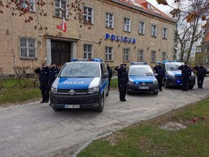 Policjanci oddający hołd poległemu policjantowi