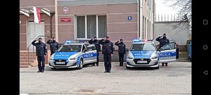 Policjanci oddający hołd poległemu policjantowi