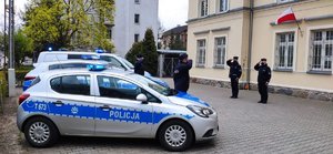 Policjanci oddający hołd poległemu policjantowi