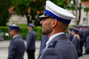Policjant uczestniczący w uroczystej promocji mianowania na pierwszy stopień policyjny w korpusie oficerów młodszych Policji