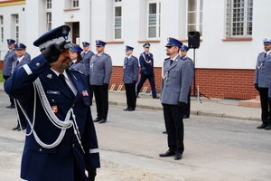 nadinsp. Tomasz Klimek podczas przeglądu pododdziału