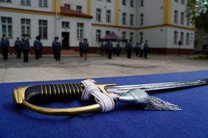 Szabla generalska leżąca na stole