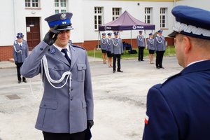 Policjant odbierający akt mianowania od nadinsp. Tomasza Klimka