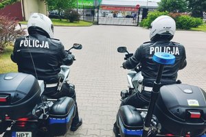 asp. Janusz Kodzis i sierż. Jacek Kaczmarczyk siedzący na motocyklach