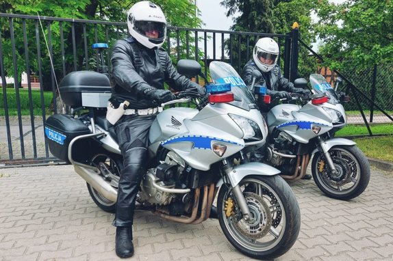 asp. Janusz Kodzis i sierż. Jacek Kaczmarczyk siedzący na motocyklach