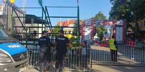 Policjanci dbający o bezpieczeństwo podczas pierwszego dnia Rajdu Polski