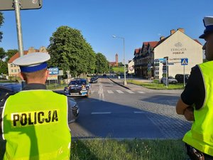 Policjanci dbający o bezpieczeństwo podczas pierwszego dnia Rajdu Polski