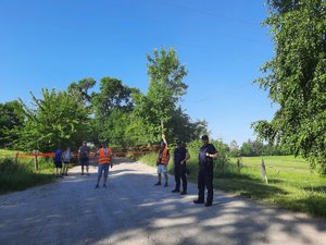 Policjanci podczas zabezpieczania rajdu