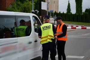 policjanci i pracownicy PKP podczas wspólnych działań