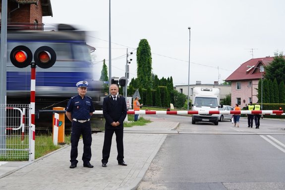 policjanci i pracownicy PKP podczas wspólnych działań