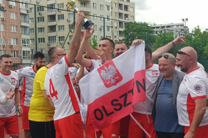 Polska drużyna po otrzymaniu pucharu za II miejsce