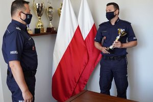 Policjant przekazuje puchar nadinsp. Tomaszowi Klimkowi