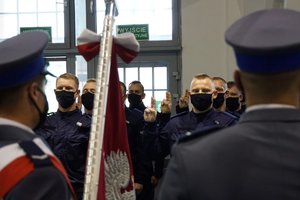 Poczet sztandarowy przed ślubującymi policjantami