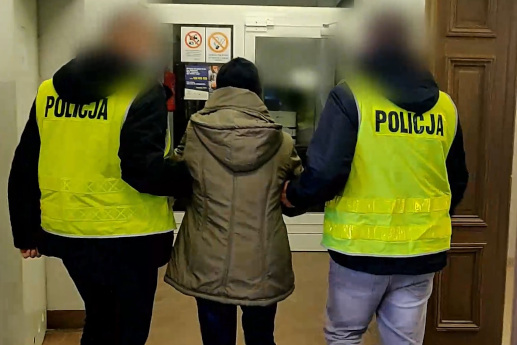 Zatrzymana kobieta prowadzona przez policjantów