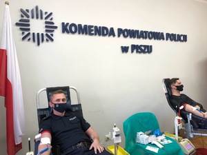 Policjanci oddający krew