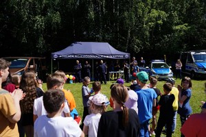 Policjanci podczas pikniku, gier i zabaw z dziećmi