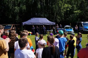 Policjanci podczas pikniku, gier i zabaw z dziećmi