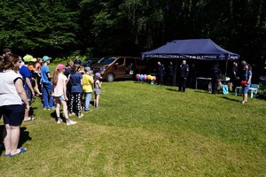 Policjanci podczas pikniku, gier i zabaw z dziećmi