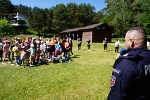 Policjanci podczas pikniku, gier i zabaw z dziećmi