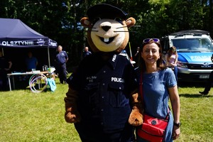 Policjanci podczas pikniku, gier i zabaw z dziećmi