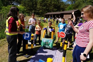 Policjanci podczas pikniku, gier i zabaw z dziećmi