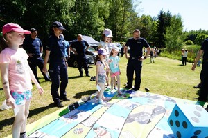 Policjanci podczas pikniku, gier i zabaw z dziećmi