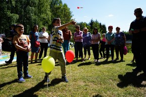 Policjanci i pracownicy KWP w Olsztynie podczas pikniku, gier i zabaw z dziećmi