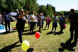 Policjanci i pracownicy KWP w Olsztynie podczas pikniku, gier i zabaw z dziećmi