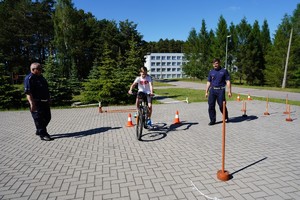 Policjanci i pracownicy KWP w Olsztynie podczas pikniku, gier i zabaw z dziećmi
