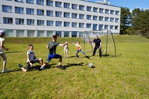 Policjanci i pracownicy KWP w Olsztynie podczas pikniku, gier i zabaw z dziećmi