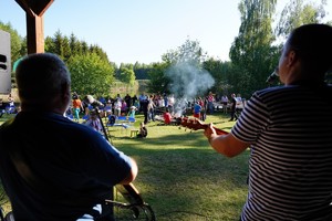 Policjanci i pracownicy KWP w Olsztynie podczas pikniku, gier i zabaw z dziećmi