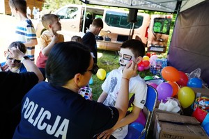 Policjanci i pracownicy KWP w Olsztynie podczas pikniku, gier i zabaw z dziećmi