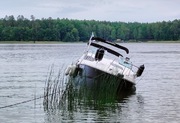 Uszkodzona łódź na wodzie