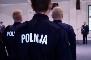 Plecy ślubujących policjantów