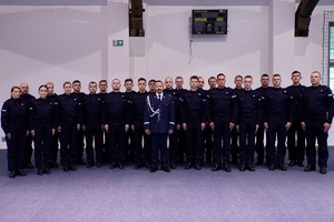 Ślubujący policjanci i Komendant Wojewódzki Policji w Olsztynie