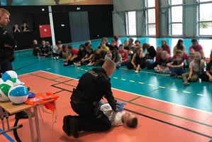 Warsztaty z pierwszej pomocy prowadzone przez policjanta
