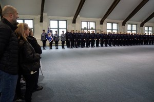 W głębi ślubujący policjanci i ich rodziny po lewej stronie