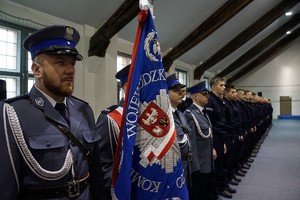 Poczet sztandarowy i ślubujący policjanci