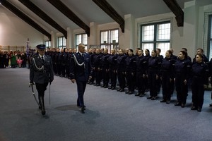 insp. Arkadiusz Sylwestrzak idący przed szeregiem ślubujących policjantów