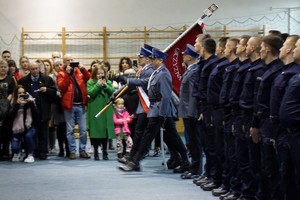 Rodziny policjantów i poczet sztandarowy