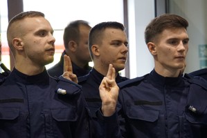 Uczestnicy uroczystego ślubowania policjantów