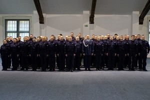 Ślubujący policjanci i insp. Arkadiusz Sylwestrzak ustawieni do zdjęcia grupowego