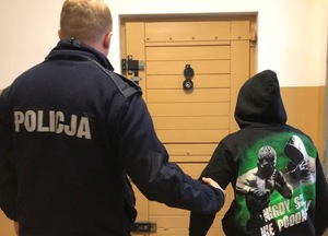 zatrzymana osoba prowadzona przez policjanta