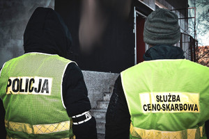 policjanci i funkcjonariusze kas podczas akcji