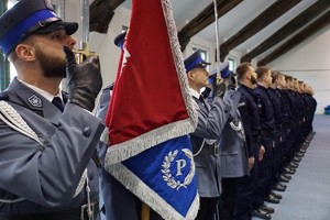 Poczet sztandarowy i ślubujący policjanci