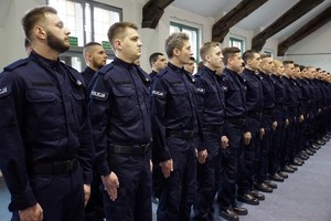 Ślubujący policjanci stojący w szeregu