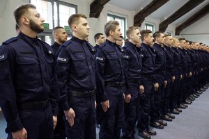 Ślubujący policjanci stojący w szeregu