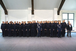 Zdjęcie grupowe uczestników uroczystego ślubowania policjantów